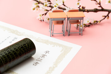 卒業証書と丸筒と学校机