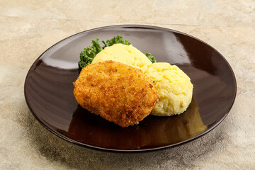 Crispy chicken cutlet with mashed potato