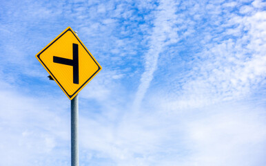 T字路（丁字路）の標識の写真