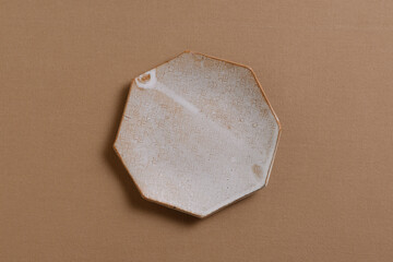 真上から見たベージュバックの和皿