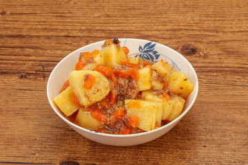Roasted potato and beef with sauce