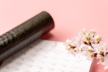 丸筒とカレンダーと桜
