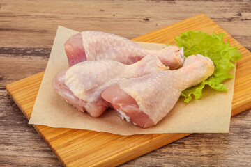 Raw chicken drumsticks for cooking