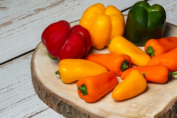 Pimientos en diferentes colores.
