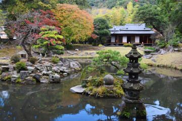 Fototapeta na wymiar 旧玉里庭園の鶴の池と紅葉
