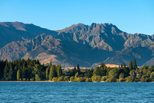Roys Bay on Wanaka Lake against mountains, Wanaka, Queenstown-lakes District, Otago Region, South Island, New Zealand