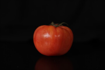 Tomate sobre fondo negro