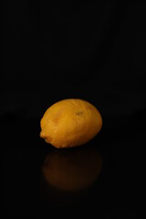 Lim&oacute;n sobre fondo negro