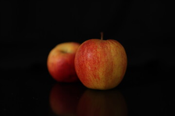 Melocotones sobre fondo negro
