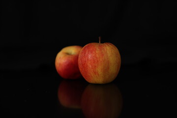 Melocotones sobre fondo negro