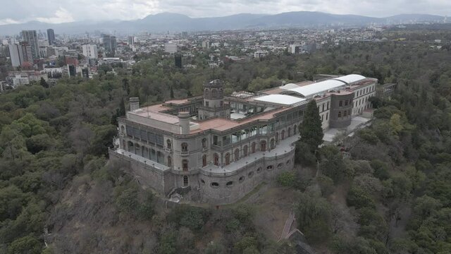 castillo de chapultepec en la ciudad de mexico vista desde dron