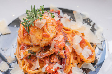 Spaghetti with prawns, sea scallops and parmesan