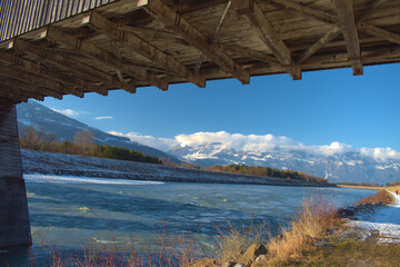 Alte Holzbrücke über denRhein in Vaduz in Liechtenstein 7.1.2021