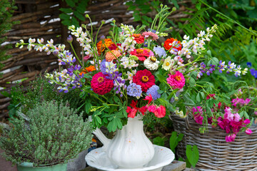 Fototapeta na wymiar summerbouquet in vase in garden setting