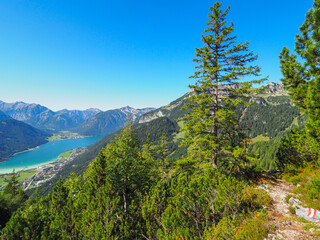 Wanderweg am Achensee im Rofangebirge