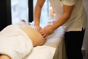 Obraz premium masseur makes anticellulite massage young woman in the spa salon. Body care concept. Special anticellulite treatment.