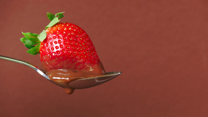 Fresas con chocolate en una copa de cóctel , foto minimalista 