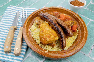 plat de couscous au légumes, poulet et merguez