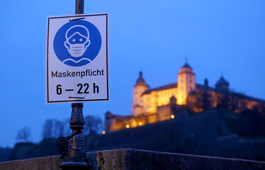 Maskenpflicht auf der Alten Mainbrücke in Würzburg mit Burg