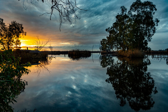 Uno scorcio del lago di Massaciuccoli al tramonto, nel parco naturale di San Rossore, Migliarino e Massaciuccoli