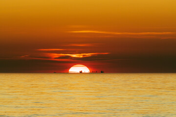Schiff und Sonnenuntergang