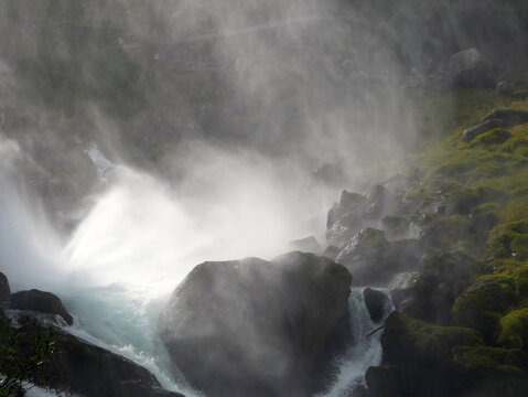 gli spruzzi di una cascata sui massi