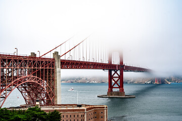 Obraz premium Haze down the Golden Gate