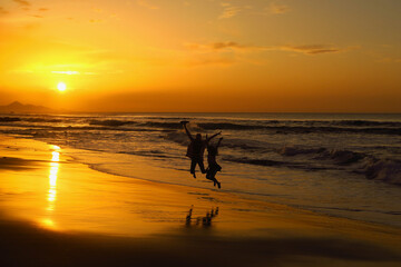 Urlaubsfreude beim Sonnenuntergang auf Fuerteventura