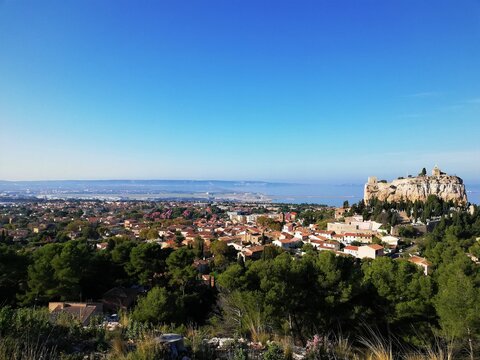 rocher de Vitrolles a&eacute;roport arri&egrave;re plan