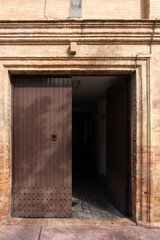 Fototapeta na wymiar Puerta abierta de una casa andaluza