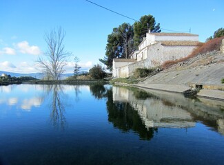 Obraz premium house on lake with reflection