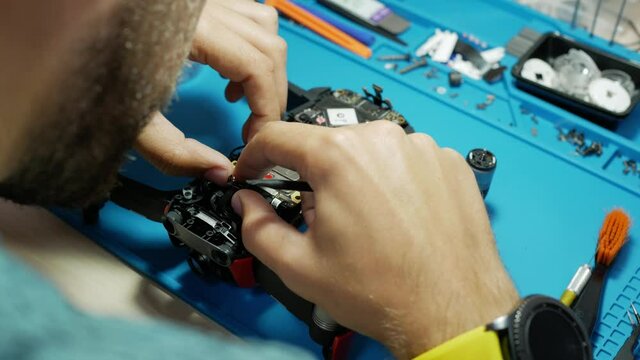repairman assembilng the drone in service