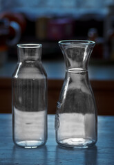 Zwei Wasser Karaffen erleuchtet mit blauem Hintergrund bearbeitet künstlich