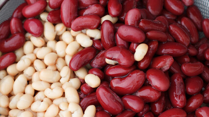 rote und weiße Bohnen in einem Abtropf-Sieb Edelstahl, niemand