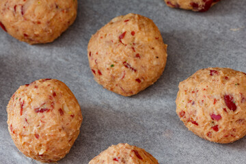 Falafel roh in Reihe auf einem Backpapier mit Öl