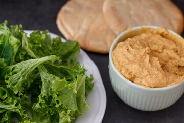 Pita-Brot mit grünem Salat und Hummus in einer Schale