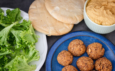 Pita-Brot mit Falafel aus roten und weißen Bohnen mit grünem Salat und Hummus