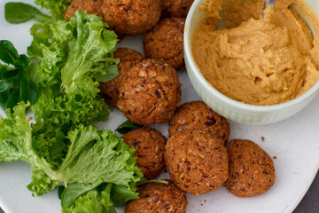 Falafel aus roten und weißen Bohnen mit grünem Salat und Hummus