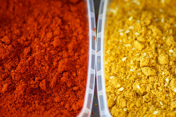 2 Kunststoff Schalen mit gelben und rotem Gewürz Mischung