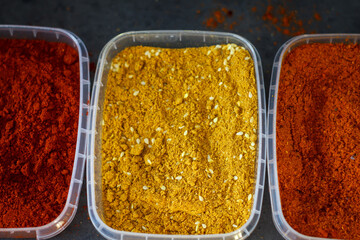 3 Kunststoff Schalen mit asiatischen Gewürzen