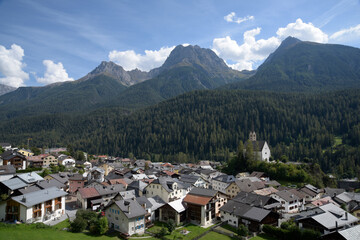 Fototapeta na wymiar village de la Basse-Engadine en été - Alpes Suisse