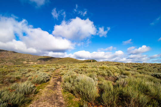 Paisaje de oto&ntilde;o con cielo de nubes azul en oto&ntilde;o