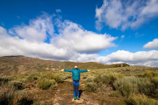 Paisaje de oto&ntilde;o con cielo de nubes azul con ni&ntilde;o con los brazos abiertos