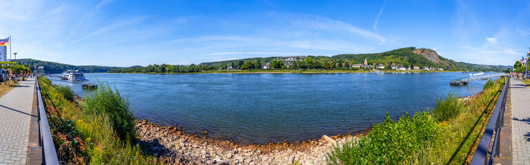 Fototapeta premium Blick auf Erpel und die Erpeler Ley von Remagen, Rheintal, Rheinland-Pfalz, Deutschland 