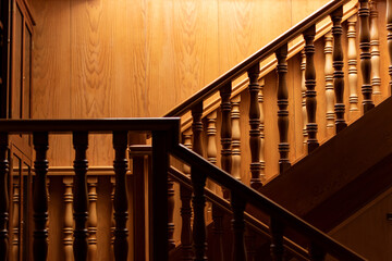 Escalera de madera antigua muy bonita en edificio de la universidad  © David