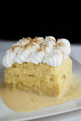 Delicioso biscocho tres leche casero, fondo negro