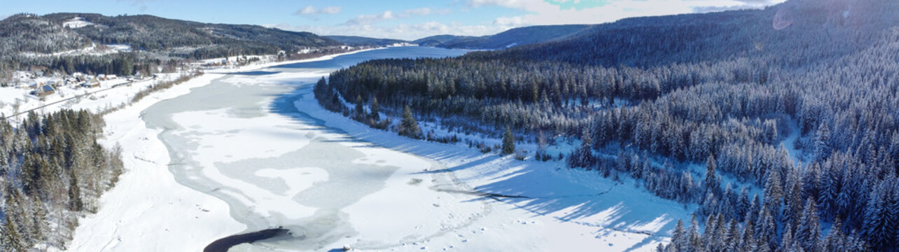 Schluchsee im Winter mit Schnee und Eis 