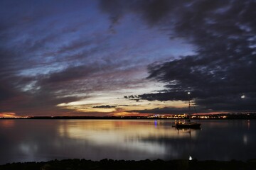 Impresionante atardecer en el rio guadiana con vistas al sur de Portugal