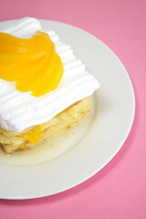 Postre de Melocoton sobre un fondo rosado