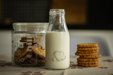 glass of milk and cookies